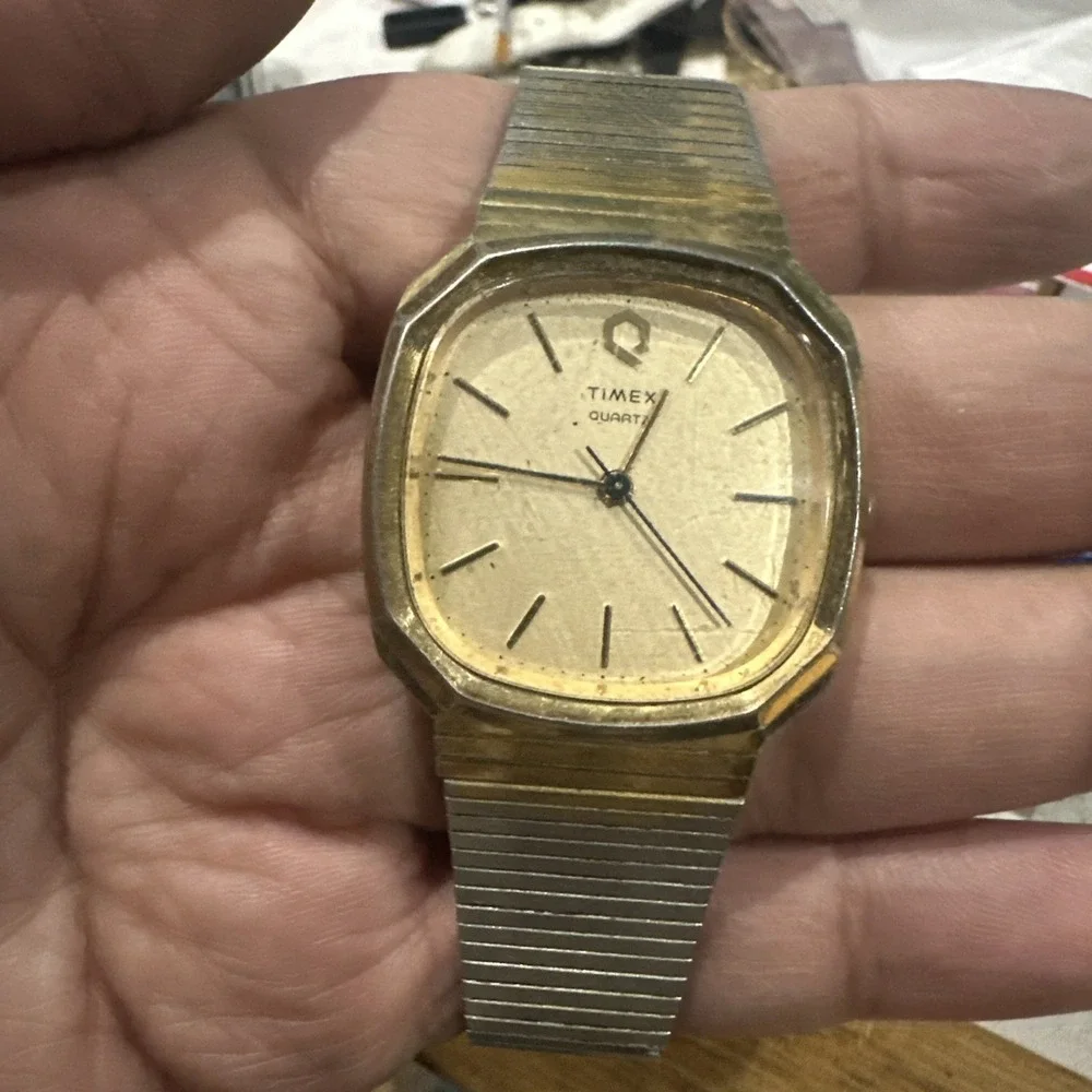 Works VTG 1982 TIMEX Q Mens 40mm Date Quartz Watch Gold Tone New Battery Fit 7